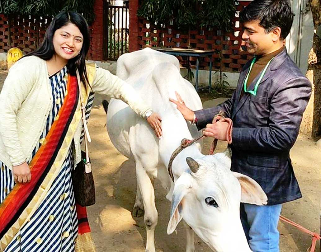 নানান ভাবে দুর্নীতির বিরুদ্ধে চন্দ্রকলার এই অভিযান চালানোর ভিডিয়োই তৈরি করত তাঁর ভাড়া করা এজেন্সি। আর সে সব ভিডিয়ো চলে যেত দেশের নামীদামি সংবাদ মাধ্যমগুলোর কাছে। চলে আসত সোশ্যাল মিডিয়াতেও। আর তাতেই তিনি উত্তরপ্রদেশের মানুষজনের মনের মণিকোঠায় সহজেই জায়গা করে নিয়েছিলেন।