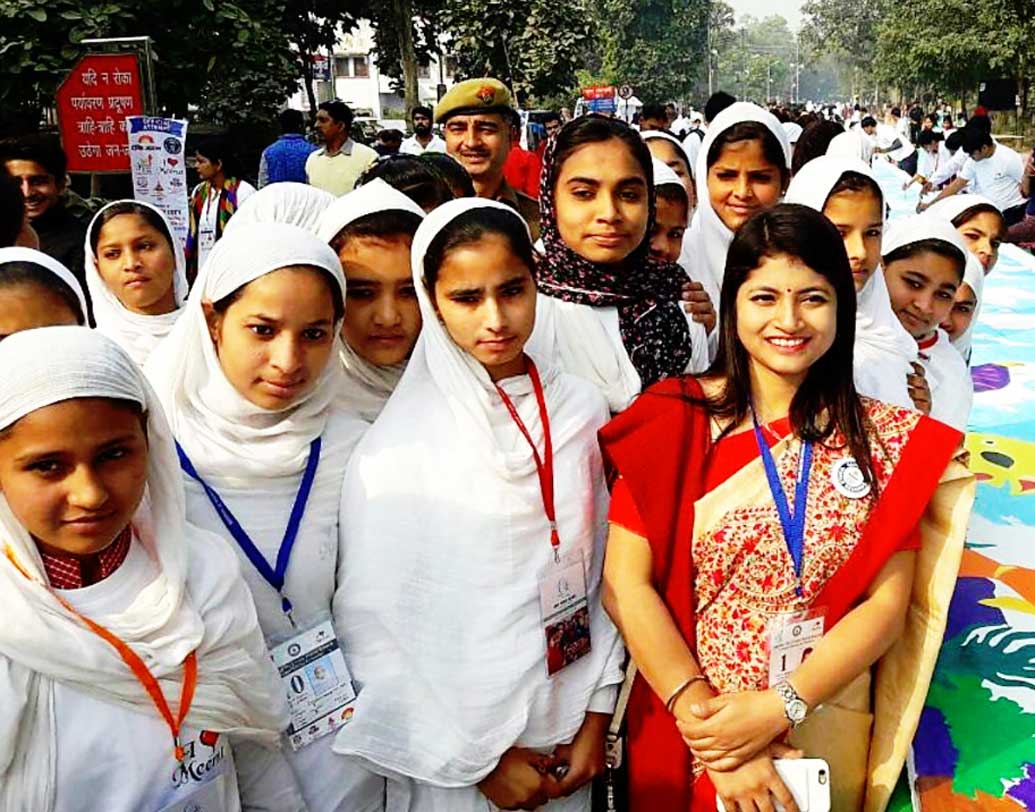 হ্যাঁ, এই ব্র্যান্ডিংয়ের কারণেই তিনি রাতারাতি টক অব দ্য টাউন। ফেসবুকে এই মুহূর্তে তাঁর ফলোয়ার প্রায় ৮৫ লক্ষ। অখিলেশ যাদব থেকে অরবিন্দ কেজরীওয়ালদের মতো প্রথম সারির রাজনীতিবিদদেরও পিছনে ফেলে দিয়েছেন বি চন্দ্রকলা।