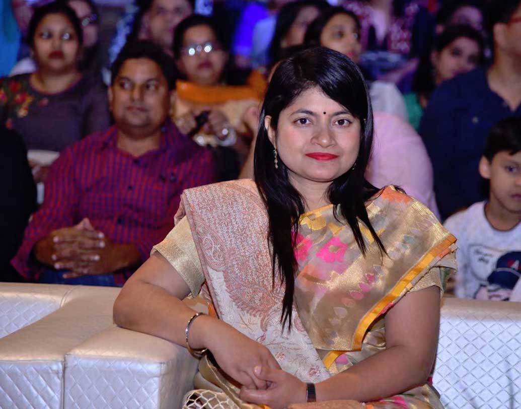 উত্তরপ্রদেশের হামিরপুরের জেলাশাসক হিসেবে একটি সরকারি আবাসন প্রকল্পের কাজ ঠিকঠাক হচ্ছে কি না, চন্দ্রকলা ছুটেছিলেন তা খতিয়ে দেখতে। আর একটি ভিডিয়োতে, বুলন্দশহরের জেলাশাসক থাকাকালীন সময়ে দুর্নীতিগ্রস্ত এক সিভিক অফিসারকে ধমক দিচ্ছিলেন এই অফিসার। এই ভিডিয়ো দুটিই বেশ ভাইরাল হয়েছিল সোশ্যাল মিডিয়ায়।