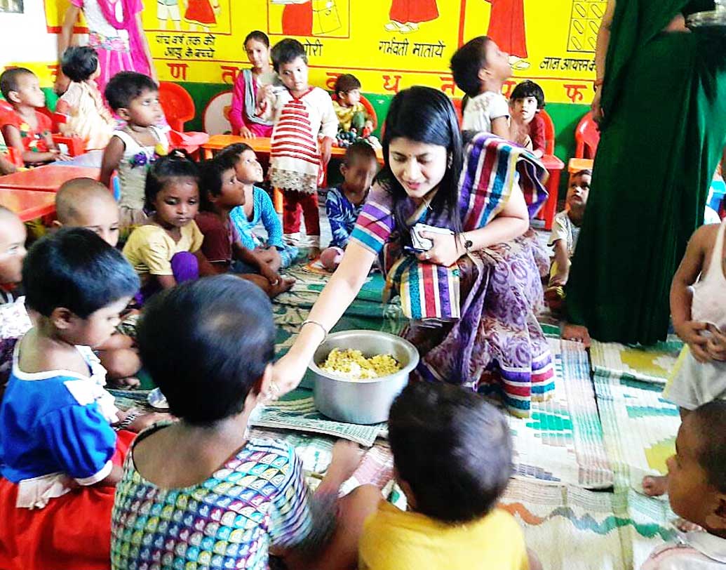 ২০০৮ সালে আইএএস অফিসার হয়েছিলেন চন্দ্রকলা। তাঁর সঙ্গে নিজস্বী তোলার দুঃসাহস দেখানোয় এক ১৮ বছর বয়সীকে শ্রীঘরে পাঠিয়েছিলেন এই দুঁদে অফিসার।