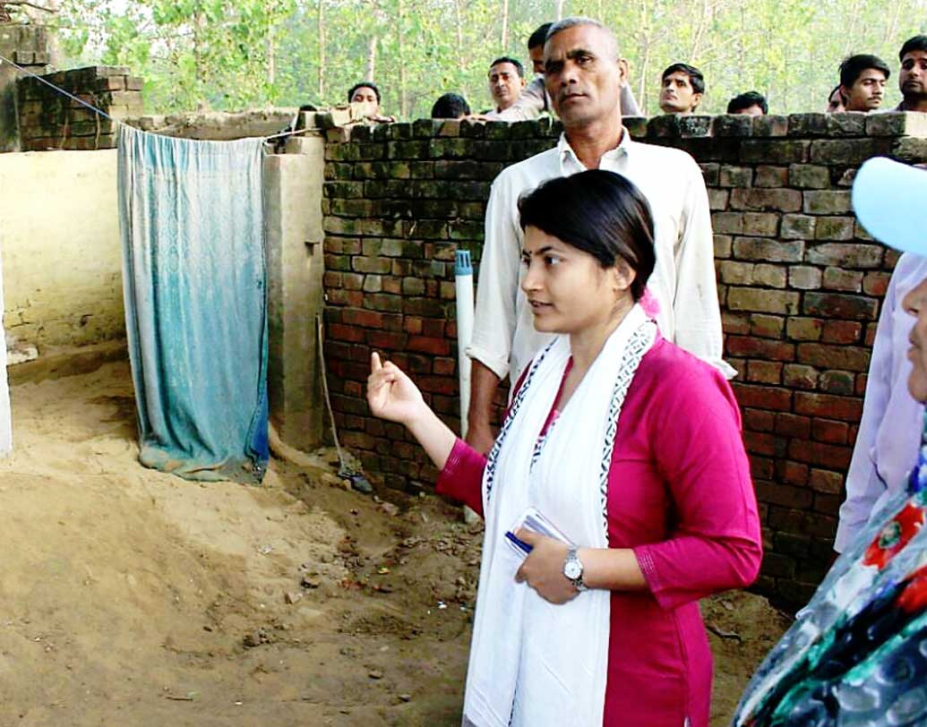 বার বার অনাথ আশ্রমের কচিকাঁচাদের সঙ্গে দেখা করতে যাওয়া, সোসাইটির প্রথম সারির মানুষজন থেকে শুরু করে রাজনীতিবিদ, সাংবাদিকদের হাতে রাখি বেঁধেও মথুরার মানুষজনের মনে আসন গেড়ে বসেছিলেন চন্দ্রকলা।