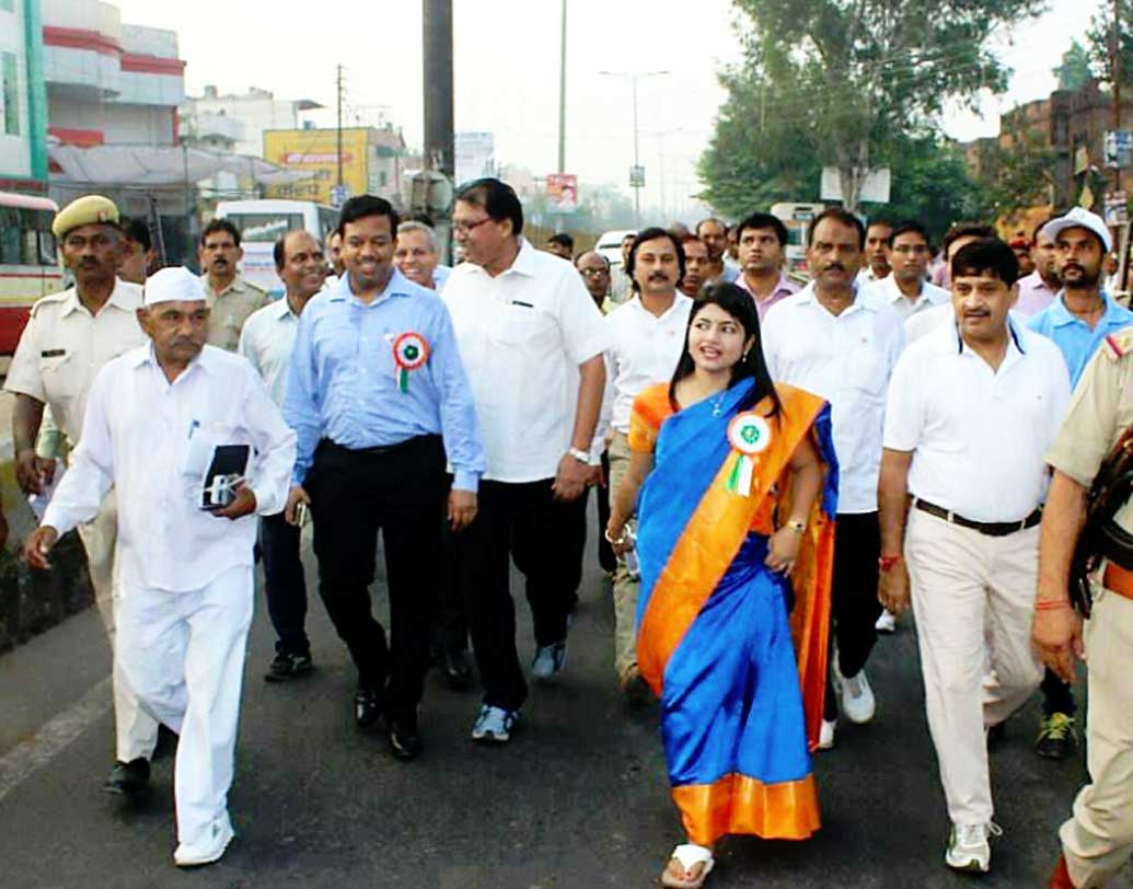 এ হেন দুঁদে অফিসারের বিরুদ্ধেই এখন বিরাট দুর্নীতির অভিযোগ। ২০১২-১৪ সালে হামিরপুরের জেলাশাসক ছিলেন চন্দ্রকলা। তাঁর বিরুদ্ধে অভিযোগ, সেই সময়ে নিজের জেলায় খাদানের ই-টেন্ডার সিস্টেম তিনি লঙ্ঘন করেছেন। অবৈধ ভাবে বালি তোলার অনুমতি দেওয়া এবং লিজ হোল্ডারদের কাছ থেকে মোটা টাকার ঘুষ নেওয়ার অভিযোগও রয়েছে তাঁর নামে।