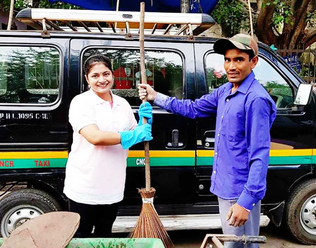 ৫ জানুয়ারি উত্তরপ্রদেশের ১৪টি জায়গায় তল্লাশি চালায় সিবিআই। বালি খাদান কেলেঙ্কারি কাণ্ডে মোট ১১ জনের নাম ছিল এফআইআর-এ। যাঁদের মধ্যে চন্দ্রকলার নামও রয়েছে। ‘লেডি দাবাং’ অফিসারের বাড়িতেও রেড করে সিবিআই।