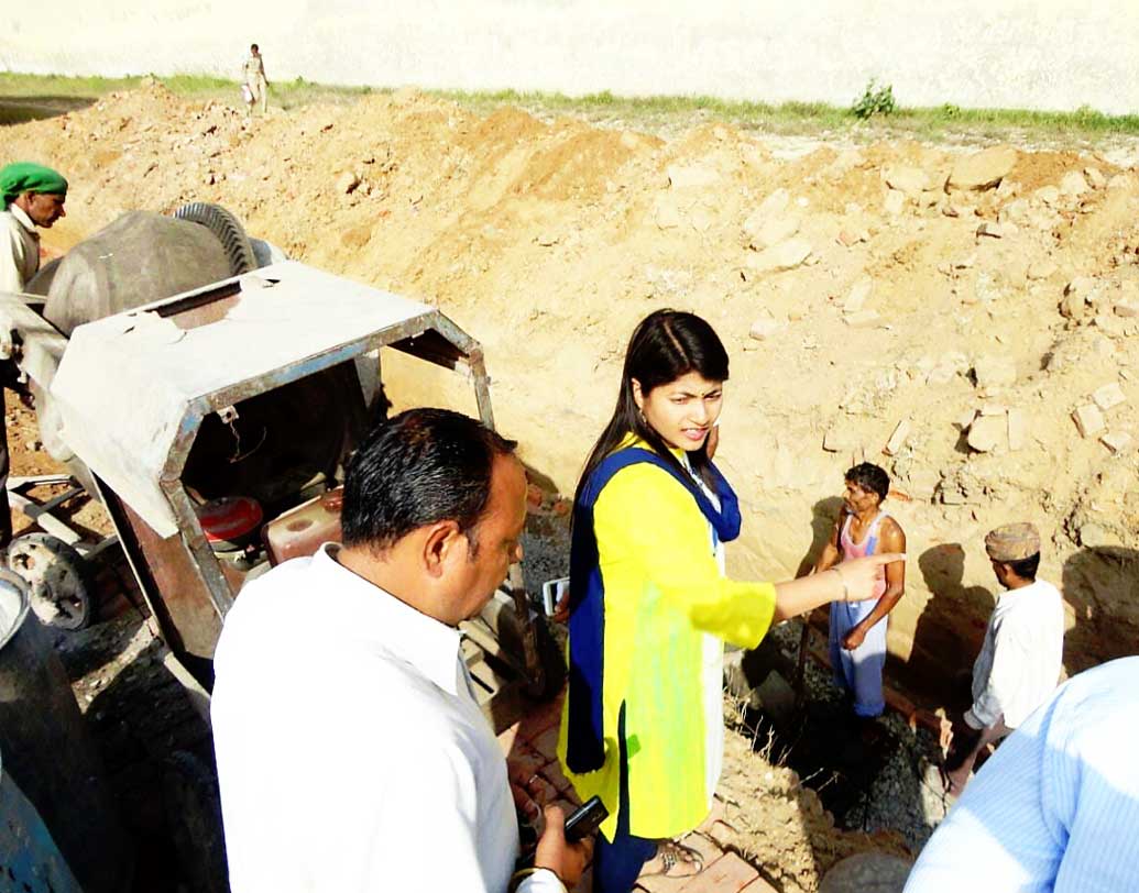 এক সিবিআই অফিসারের কথায়, ‘‘মথুরার জেলাশাসক থাকাকালীন সময়ে আয় বহির্ভূত স্থাবর এবং অস্থাবর সম্পত্তি হস্তগত করার অভিযোগেও চন্দ্রকলার বাড়িতে তল্লাশি চালানো হয়।’’