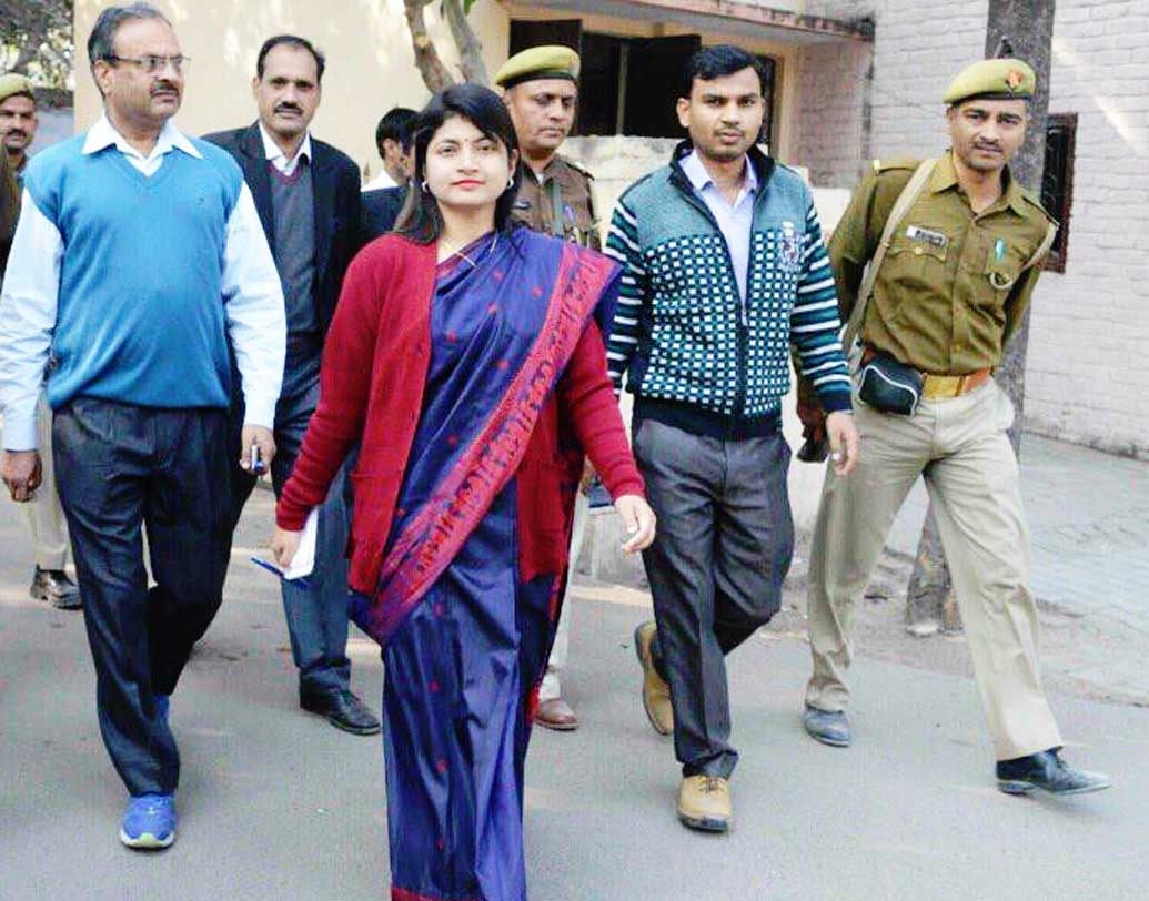 উত্তরপ্রদেশের সমাজবাদী পার্টির নেতা গায়ত্রীপ্রসাদ প্রজাপতির খুব কাছের ছিলেন বি চন্দ্রকলা।