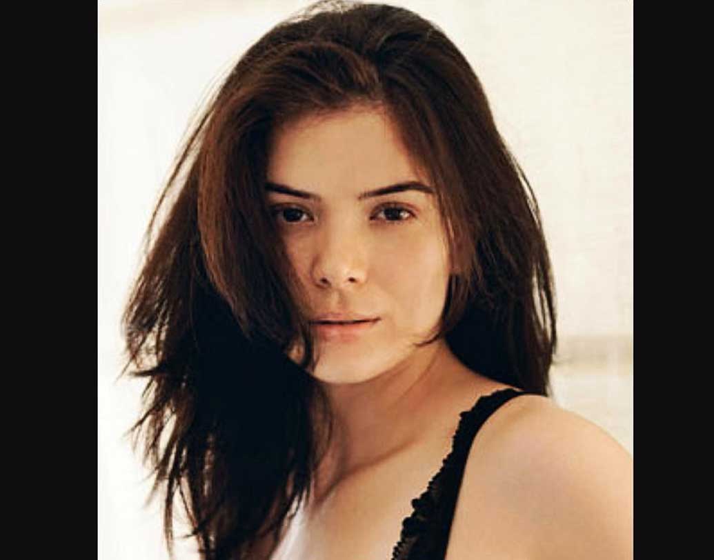 মিকা সিংহের ‘সামথিং সামথিং’ মিউজিক ভিডিয়োতে তিনি জনপ্রিয় হয়েছিলেন। এ ছাড়াও বেশ কিছু চকোলেট ও প্রসাধনীর বিজ্ঞাপনেও দেখা গিয়েছে তাঁকে।