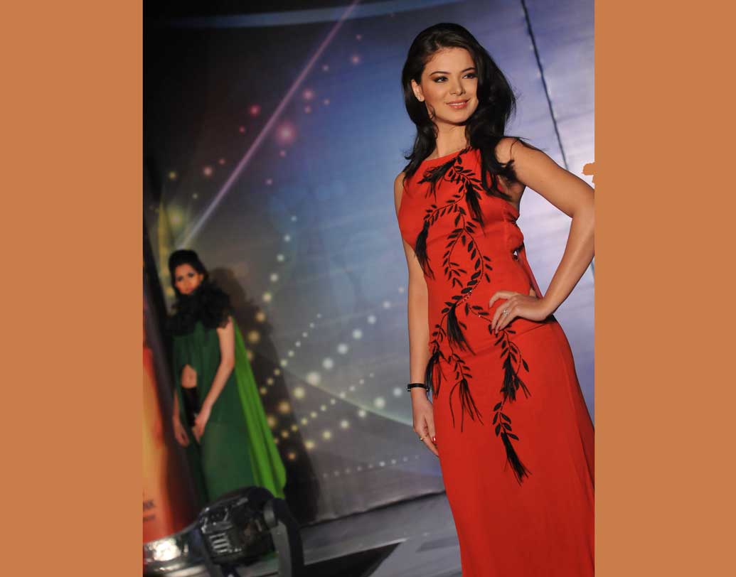 উর্বশী লাইমলাইট থেকে সরলেও অমিতাভ বচ্চন আর উইল স্মিথের ছবি দেখতে কিন্তু ভোলেন না, একটি সাক্ষাৎকারে জানিয়েছিলেন এমনটাই।