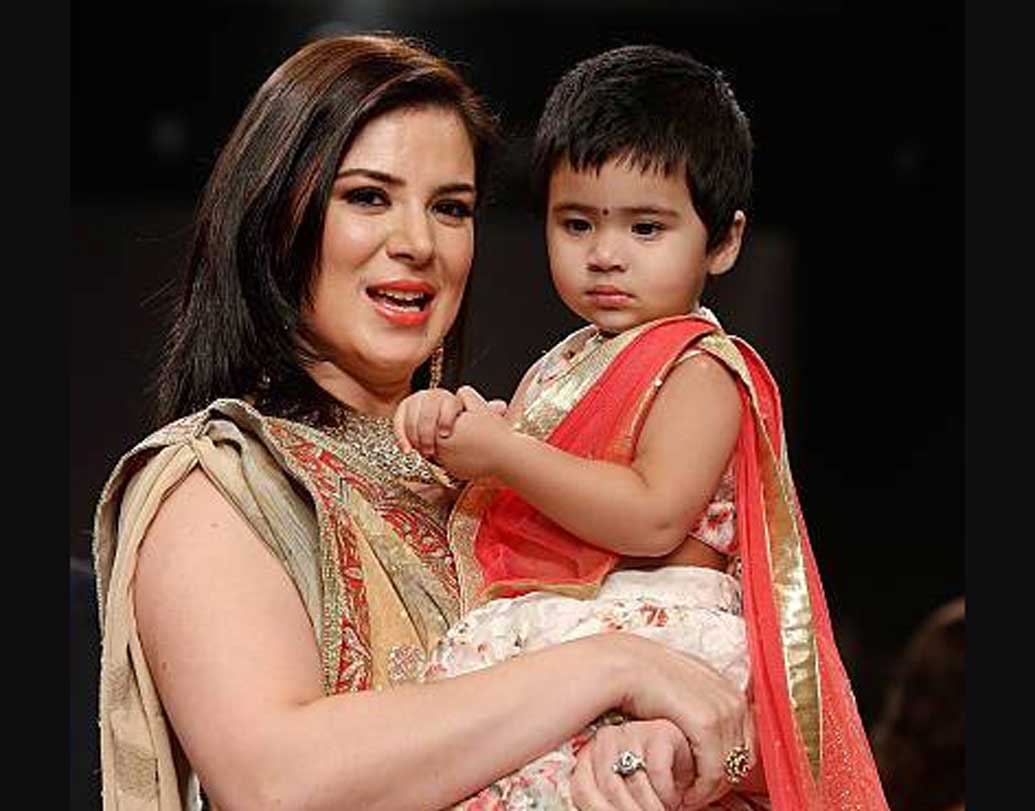 বিয়ের পর উর্বশীকে দেখতে অনেকটাই পাল্টে গিয়েছে। তাঁর একটি মেয়েও হয়েছে। মেয়ের নাম সামাইরা। তবে এখন উর্বশীকে কেমন দেখতে জানেন?