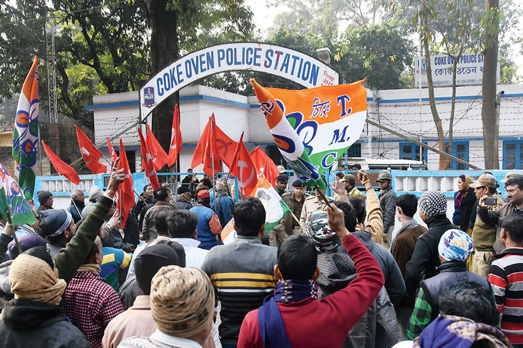 Members of the organization chanted slogans against district president of INTTUC