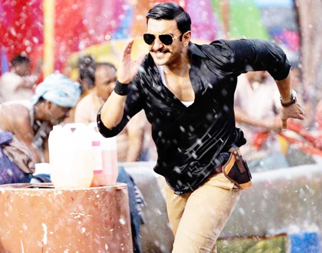 ‘পদ্মাবত’ ছবিতে রণবীরের বিপরীতে দীপিকা পাড়ুকোনও ছিলেন। আর সে জায়গায় ‘সিম্বা’তে অভিনেতার বিপরীতে ছিলেন নবাগতা সারা আলি খান। এর আগে একটিই ছবি করেছেন সারা। সে দিক থেকে ‘সিম্বা’ রণবীরের প্রথম একক হিট।