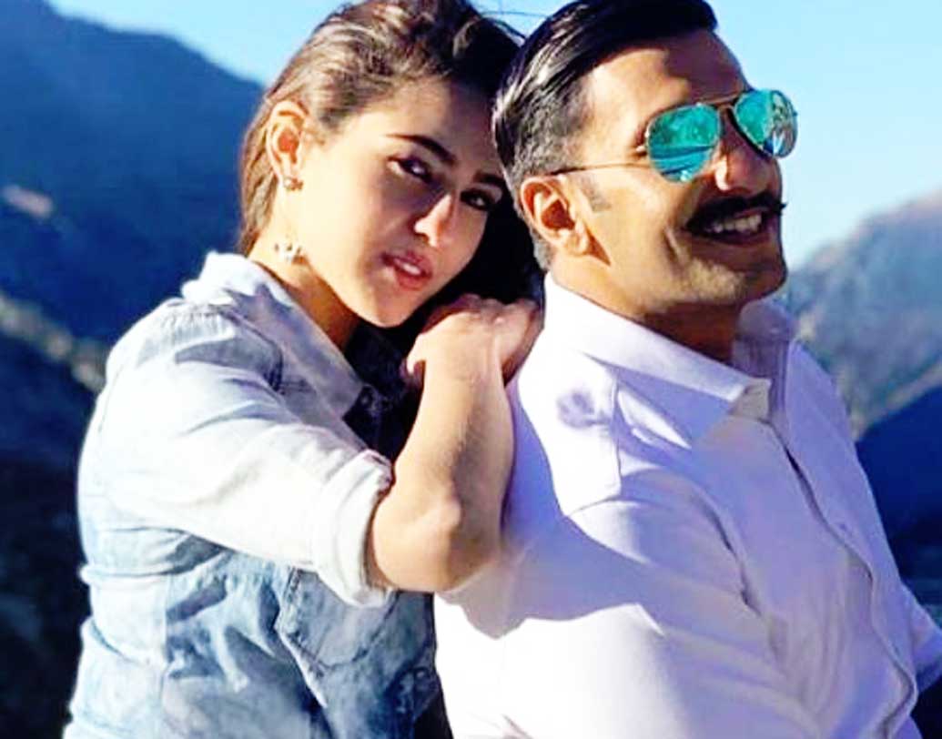 সারা আলি খানেরও প্রথম হিট ছবি এটি। বলিউডে পা রাখা মাত্রই ১০০ কোটির ক্লাবে নাম লিখিয়ে ফেললেন সারা আলি খান।