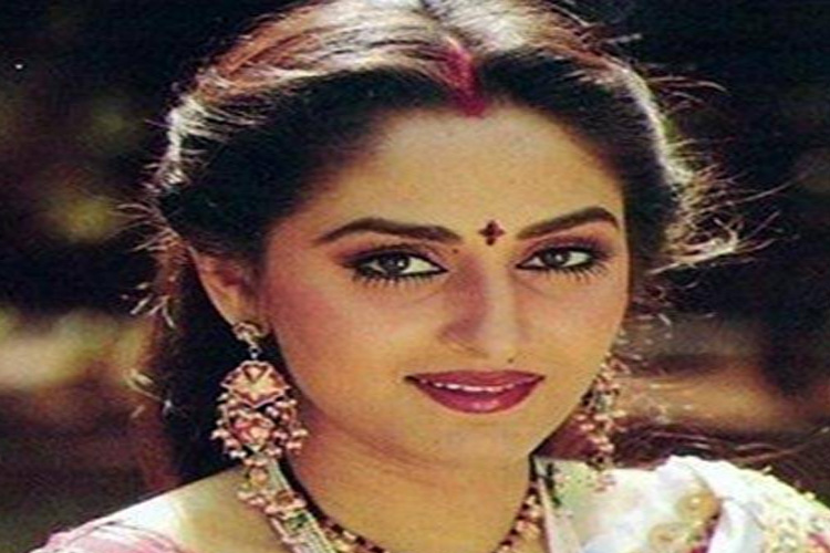 আয়কর সংক্রান্ত জটিলতায় তাঁকে সাহায্য করতে এগিয়ে এসেছিলেন প্রযোজক শ্রীকান্ত নাহতা। ক্রমশ তাঁর উপর নির্ভরশীল হয়ে পড়েন জয়াপ্রদা। এই নির্ভরশীলতা থেকেই দু’জনের মধ্যে প্রণয়ের সূত্রপাত।