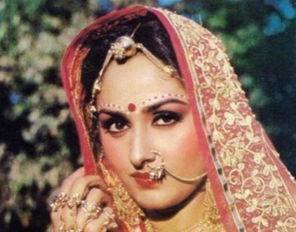 বিবাহিত শ্রীকান্ত তখন তিন সন্তানের বাবা। সব জেনেশুনেও সম্পর্ক থেকে পিছিয়ে আসেননি জয়াপ্রদা। তাঁদের সম্পর্ক তখন ইন্ডাস্ট্রির গুঞ্জন। ১৯৮৬ সালে শ্রীকান্তকে বিয়ে করলেন জয়াপ্রদা। প্রথম স্ত্রীকে ডিভোর্স না করেই জয়াপ্রদাকে বিয়ে করেন শ্রীকান্ত।