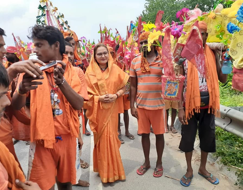 এরপর কিছুদিন জয়াপ্রদা ছিলেন অমর সিংহের রাষ্ট্রীয় লোকদলে। ২০১৯ সালে আবার দলবদল। এ বার জয়াপ্রদা যোগ দেন বিজেপি-তে। কেরিয়ারের শীর্ষে থাকতেই জয়াপ্রদা এসেছিলেন অভিনয়ে। এরপর অভিনয় করেছেন। কিন্তু এক নম্বর নায়িকা হওয়ার দৌড়ে আর ফিরে যাননি।   ( ছবি : সোশ্যাল মিডিয়া)