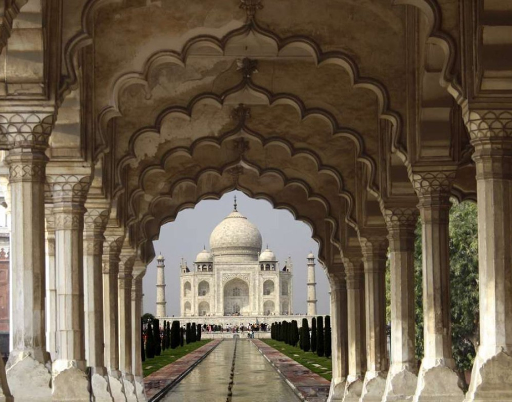 তাজমহল: বিশ্বের অন্যতম জনপ্রিয় দর্শনীয় বস্তু হল তাজমহল। প্রতি বছর হাজার হাজার পর্যটক ভিড় করেন তাজমহলে। কিন্তু জানেন কি এত পর্যটকের ভিড় সত্ত্বেও আজও তাজমহলের একটি ঘর গোপনই রয়ে গিয়েছে। আজ পর্যন্ত কেউই সেই ঘরে ঢুকতে পারেননি।