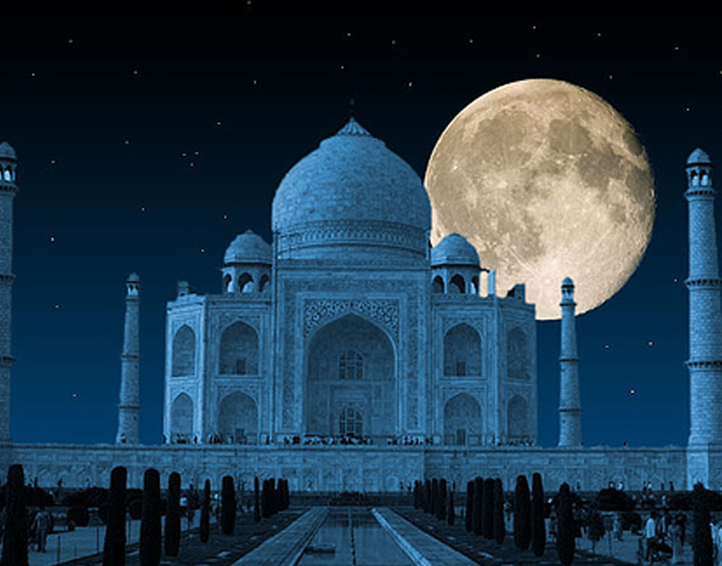 ১৪তম সন্তানের জন্মের সময় মমতাজের মৃত্যু হয়েছিল। তারপরই ১৬৩১ সালে শাহজাহান স্ত্রী মমতাজের স্মৃতির উদ্দেশে তাজমহল বানাতে শুরু করেন। ২২ বছর লেগেছিল তাজমহল বানাতে। মনে করা হয়, তাজমহলে হাজারের বেশি গোপন ঘর রয়েছে। তার বেশিরভাগই আজ পর্যন্ত কেউ খুলতে পারেননি। এই গোপন দরজার ওপারে কী রয়েছে তা রহস্যই থেকে গিয়েছে।