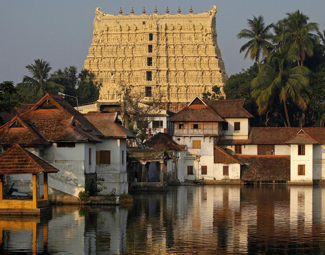 পদ্মনাভস্বামী মন্দির: কেরলের পদ্মনাভস্বামী মন্দির। ভারতের অন্যতম আকর্ষণীয় স্থান। এবং একই সঙ্গে বিস্ময়করও। জানা যায়, এই মন্দিরে এমন একটা দরজা রয়েছে, যা খোলার কোনও উপায় নেই। কতগুলো কৃত্রিম সাপ সেটা জড়িয়ে রয়েছে শুধু। না রয়েছে কোনও হাতল, না কোনও তালা, না কোনও ছিটকানি জাতীয় কিছু। তাও অনেক চেষ্টা করেও এই দরজা খোলা যায়নি।