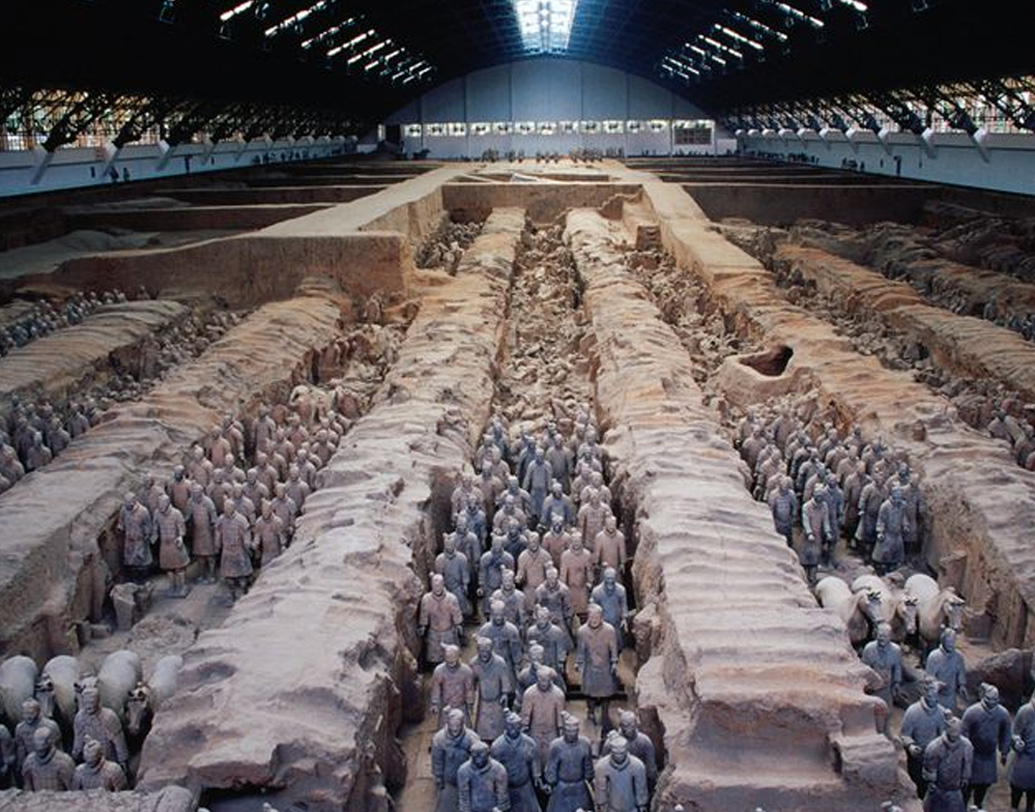 টেরাকোটা সেনা: ঠিক যেন আলাদা একটা সাম্রাজ্য। বিশাল তার সেনাবাহিনী। দুর্গদ্বার আগলে যেন পাহারা দিয়ে যাচ্ছে দিবারাত্র, বছরের পর বছর। যে বাহিনীর বেশিরভাগটাই মাটির বা ব্রোঞ্জের। বিশ্বকে বিস্ময়ের মধ্যে ফেলে দিয়েছিল চিনের জিংওয়ার এই টেরাকোটা আর্মি। আজ থেকে ৪৫ বছর আগে মাটির নীচে আরও একবার ‘জীবন্ত’ হয়ে উঠেছিল এই টেরাকোটা সেনারা।