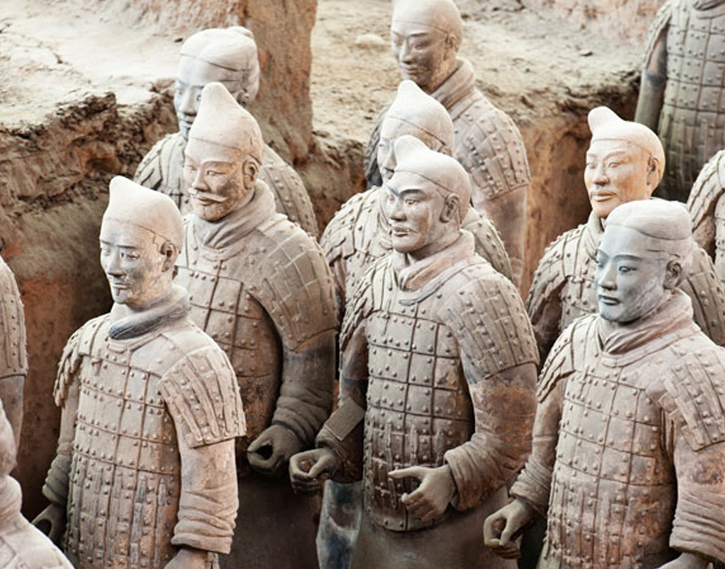 ১৯৭৪ সালে জিংওয়ার এক কৃষক পরিবার বাড়ির কাছেই পাতকুয়োর জন্য গর্ত খুঁড়ছিল। মাটি থেকে দু’মিটার নীচে অপেক্ষাকৃত শক্ত এবং লাল রঙের মাটি ছিল। সেখান থেকেই টেরাকোটা সেনার আবিষ্কার। পরে ভূতত্ত্ববিদেরা প্রায় ২০ হাজার বর্গ মিটার এলাকা জুড়ে খনন করে ৮ হাজার সেনা, ১৩০টি রথ, ৫২০টি ঘোড়া এবং ১৫০ ঘোড়সওয়ার সেনার মূর্তি বার করেন। টেরাকোটা সেনার মাঝে একটি দরজাও পেয়েছেন ভূতত্ত্ববিদেরা। তবে সেই দরজার পিছনে কী রয়েছে তা আজও জানা যায়নি।