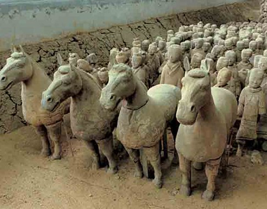 মাটির নীচে অক্ষত অবস্থায় দাঁড়িয়ে থাকা চিনের এই টেরাকোটা সেনা নিয়ে নানা মত রয়েছে। যে কৃষক পরিবার এর খোঁজ পেয়েছিল, তাঁদের নাকি তারপরই অর্থকষ্ট দেখা দেয়। কঠিন অসুখ হয় পরিবারের পাঁচ ভাইয়ের। যন্ত্রণা সহ্য করতে না পেরে একভাই আত্মহত্যা করেন, বাকিরা অসুখে মারা যান। বন্ধ দরজা খুললে আরও বড় ‘অভিশাপ’ নেমে আসতে পারে, বিশ্বাস অনেকের।