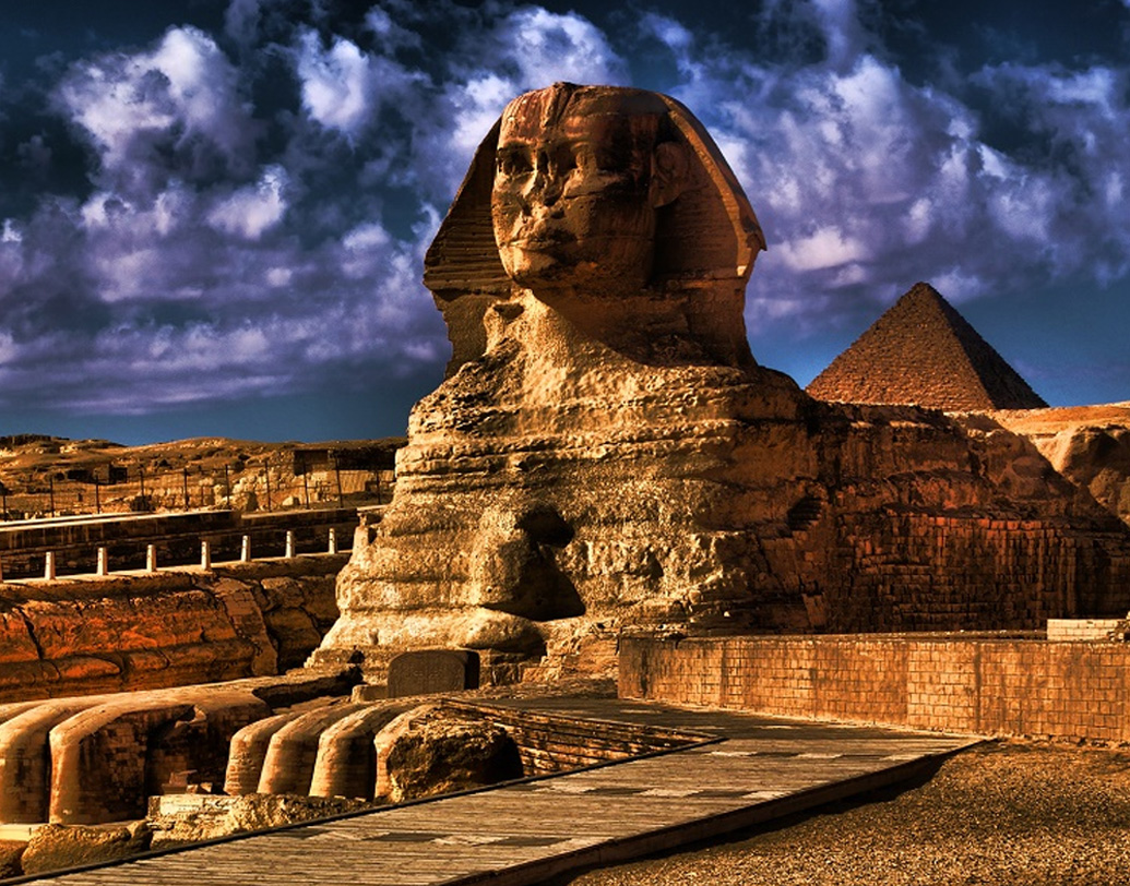 স্ফিংস অব গিজা: গিজার গ্রেট স্ফিংসের আগাগোড়া সবটাই রহস্যে মোড়া। তার উপর অনেকেই হয়তো জানেন না, আরও একটি রহস্য ঘাপটি মেরে রয়েছে এর ভিতরে। একটি বন্ধ ঘর। যে ঘরে কী রয়েছে তা কেউ জানতে পারেননি। প্রশাসনও সেই রহস্যের উদ্ঘাটন করতে চায় না। তাই দরজা খোঁড়ার কাজ বন্ধ রাখার নির্দেশ দিয়েছে।