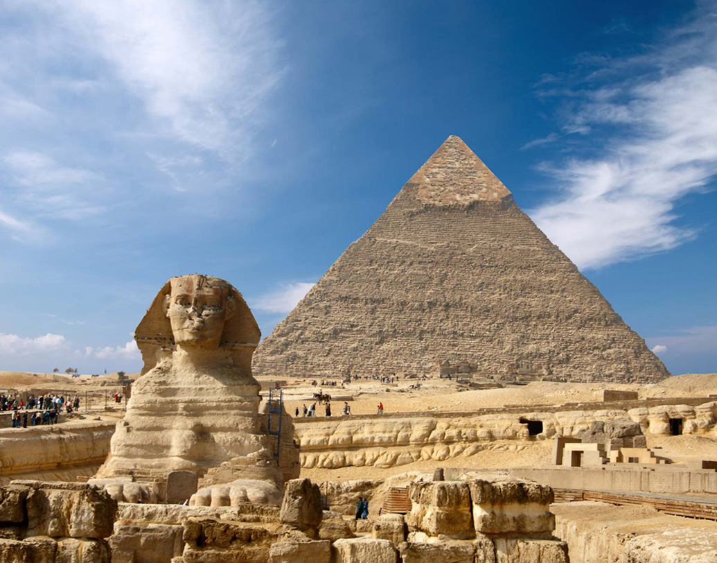 মিশরের পিরামিড বা স্ফিংস মানুষের এমন একটা সৃষ্টি, যা আজকের যুগেও আর্কিটেক্টরা কল্পনাতেও আনতে পারবেন না হয়তো। কী ভাবে এর সৃষ্টি? কারা বানিয়েছিল? এ নিয়ে নানা মতবাদ রয়েছে। অনেকের বিশ্বাস, বাইরের দুনিয়া থেকে এলিয়েনরা বানিয়ে গিয়েছে। অনেকে মনে করেন, মিশরের বালির নীচেই কোথাও একটা লাইব্রেরি রয়েছে। আর সেখানেই রহস্যময় পিরামিড বানানোর খুঁটিনাটির উল্লেখ রয়েছে।