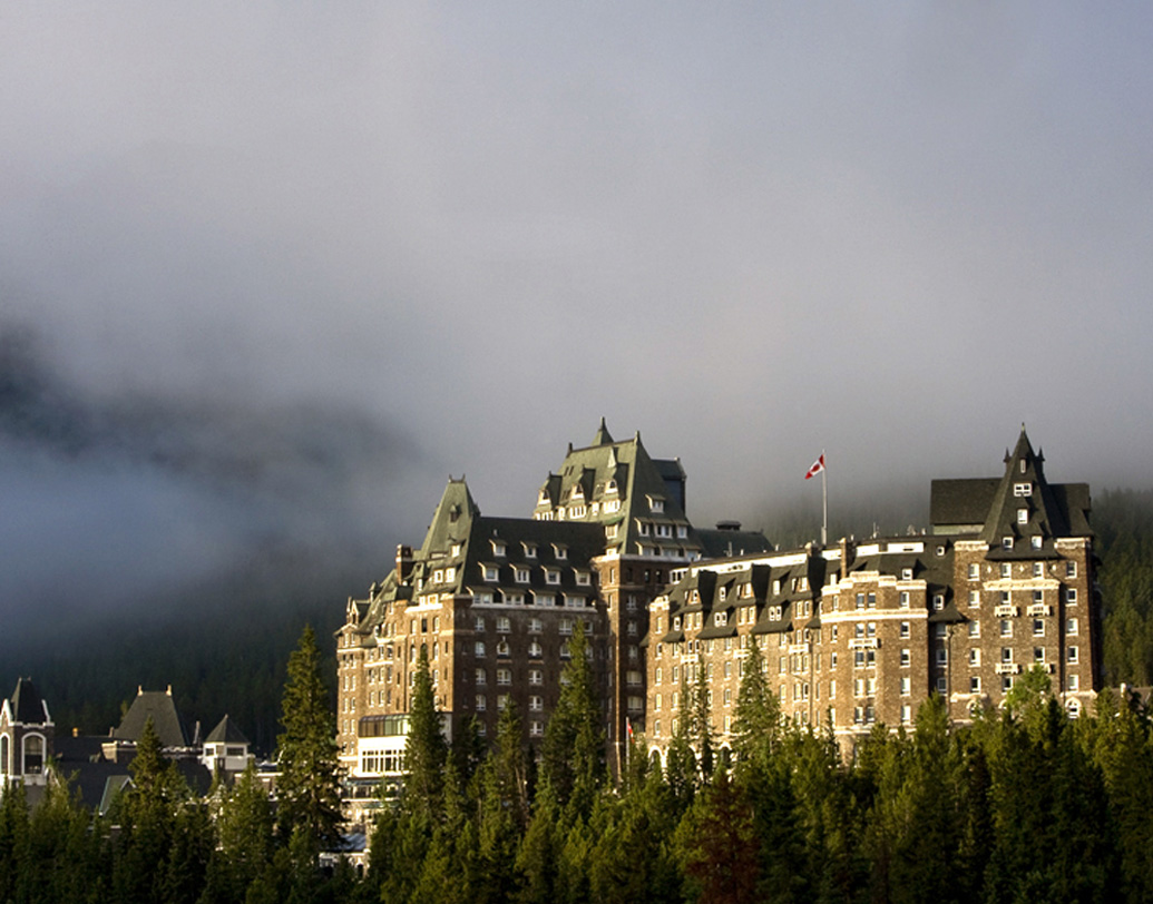 বান্ফ স্প্রিং হোটেল: কানাডার এই হোটেলের একটি ঘর নিয়েও রহস্য রয়ে গিয়েছে। হোটেলের ৮৭৩ নম্বর ঘরটি কখনও কেউ খোলে না। হোটেলের ন’তলায় এই ঘরটি রয়েছে।