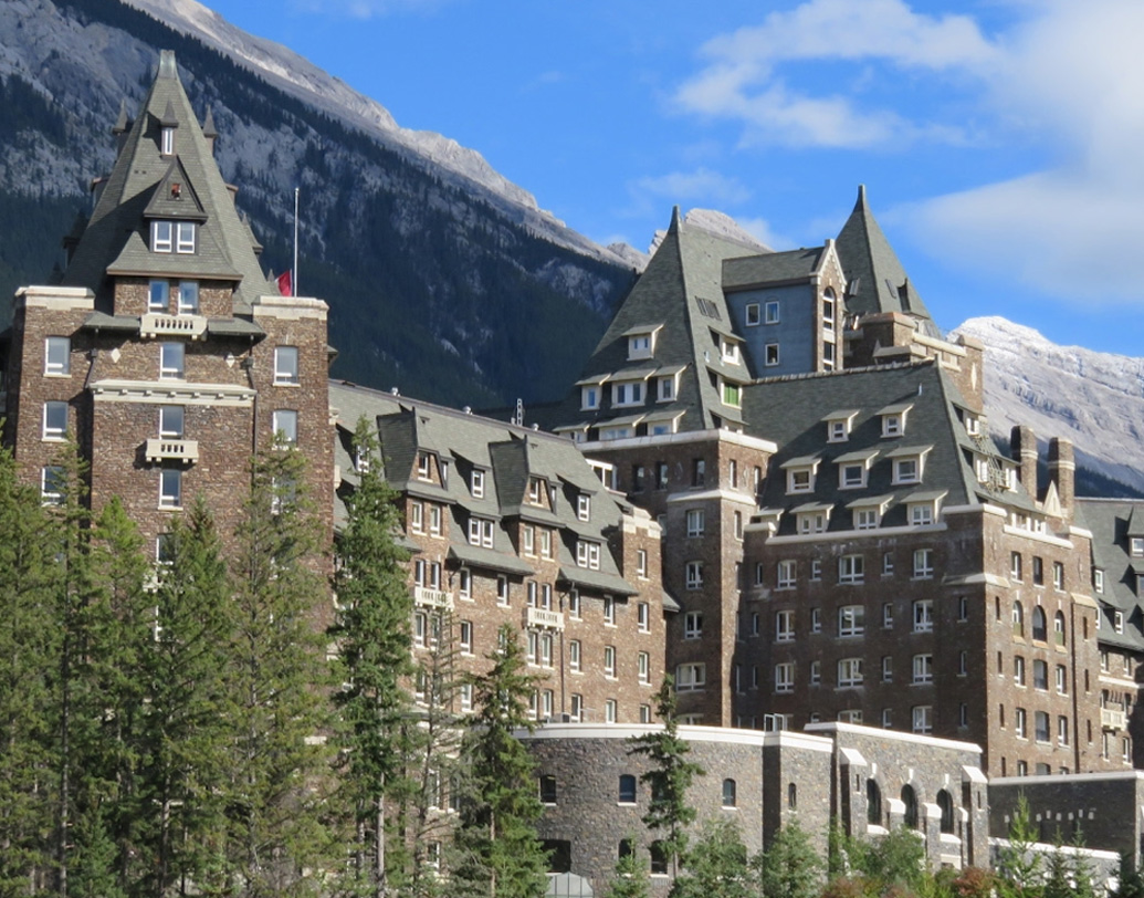 শোনা যায়, অনেক বছর আগে নাকি এই ঘরে উঠেছিল একটি পরিবার। বাবা-মা আর তাঁদের ছোট শিশু। ঘুমের মধ্যে স্ত্রী আর সন্তানকে খুন করে নিজেও নাকি আত্মহত্যা করেছিলেন ওই ব্যক্তি। তারপর এই ঘরে কোনও পর্যটক থাকতে পারেননি। রাতে চিৎকারের আওয়াজ, শিশুর কান্নার আওয়াজ শোনা যায়। এই ঘরটি সেই থেকেই তালাবন্ধ।