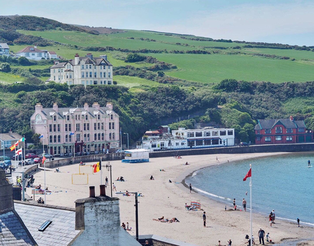 স্কটল্যান্ডের পশ্চিম উপকূলে অবস্থিত হেব্রিডিস এবং গ্রেট ব্রিটেন ও আয়ারল্যান্ডের মাঝে অবস্থিত আইল অব ম্যান-এর স্বত্ব ১২৬৬ সালে স্কটল্যান্ডকে দিয়ে দেয় নরওয়ে। ১২৬৬ সালের ২ জুলাই পার্থের চুক্তির সময় স্কটল্যান্ডের তৎকালীন রাজা তৃতীয় আলেকজান্ডার আর নরওয়ের ষষ্ঠ ম্যাগনাসের মধ্যে এই চুক্তি হয়েছিল। বিনিময়ে নরওয়ে পেয়েছিল ৪ হাজার মির্কে (স্কটিশ সিলভার কয়েন)।