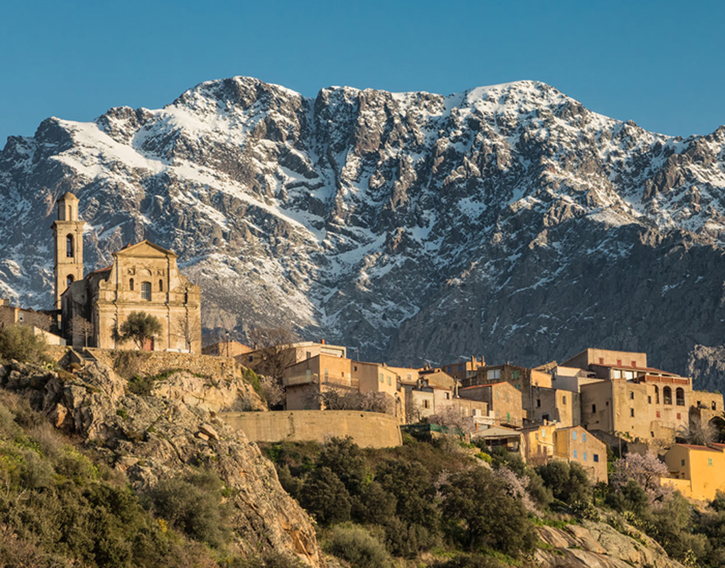 ১৭৫০ সালে জেনোয়ার বিরুদ্ধে বিদ্রোহ ঘোষণা করে কর্সিকা। ইতালির জেনোয়াকে তখন ফ্রান্সের সামরিক সাহায্য নিতে হয়েছিল। শর্ত ছিল কর্সিকাকে ফ্রান্সের অন্তর্ভুক্ত করতে হবে। ১৭৬৮ সালে কর্সিকা পুরোপুরি ফ্রান্সের অন্তর্ভুক্ত হয়।