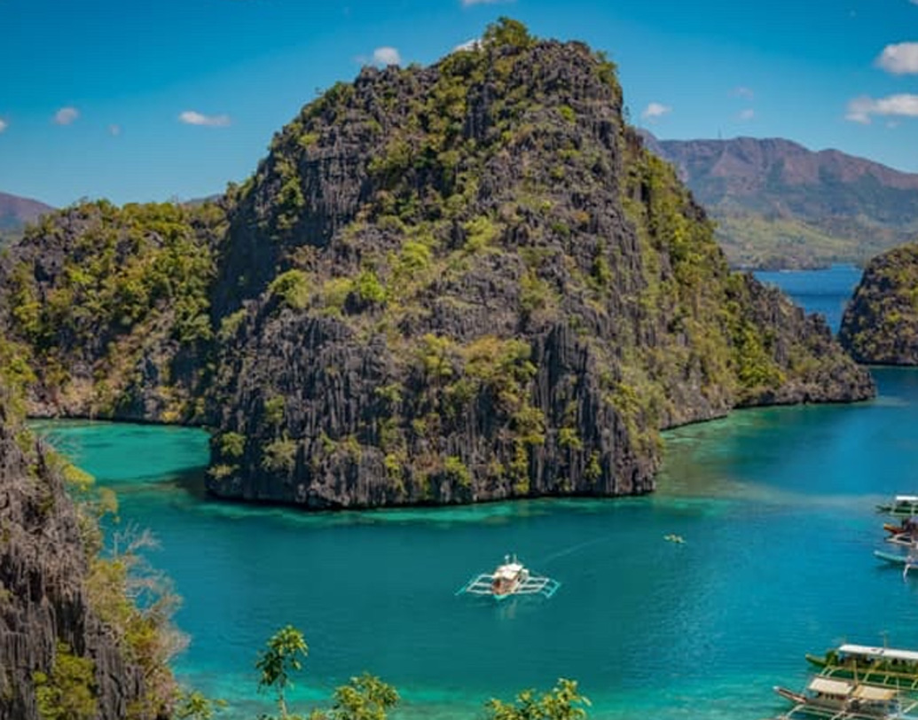 স্প্যানিশ-আমেরিকান যুদ্ধের সময় ১৮৯৮ সালে দু’কোটি ডলারের বিনিময়ে ফিলিপিন্স কিনে নেয় আমেরিকা। প্যারিস চুক্তির মাধ্যমে এই চুক্তি মঞ্জুর হয়েছিল।