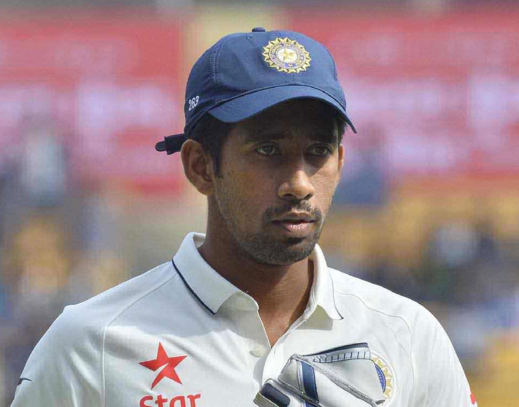 ঋদ্ধিমান সাহা-  বিশাখাপত্তনমে ভারতীয় দলের উইকেটের পিছনে দাঁড়াচ্ছেন ঋদ্ধিমান সাহাই। চোটের জন্য ছিটকে যাওয়ার আগে ঋদ্ধি দক্ষিণ আফ্রিকার বিরুদ্ধে কেপটাউনে শেষ টেস্ট খেলেছেন। বাংলার উইকেটকিপার চোটের জন্য ছিটকে যাওয়ায় টেস্ট দলে জায়গা পান ঋষভ পন্থ। অস্ট্রেলিয়া, ইংল্যান্ড গিয়ে ব্যাট হাতে ভাল পারফরম্যান্স করলেও ওয়েস্ট ইন্ডিজ সফরে পন্থ প্রত্যাশাপূরণ করতে পারেননি। দলের প্রয়োজনের সময়ে ভুল শট নির্বাচন করে উইকেট ছুড়ে দিয়েছেন। ফলে টিম ম্যানেজমেন্ট ঋদ্ধিমানকেই সুযোগ দেওয়ার পক্ষপাতী। কোহালিও জানিয়ে দিয়েছেন উইকেটের পিছনে দাঁড়াবেন ঋদ্ধিই।