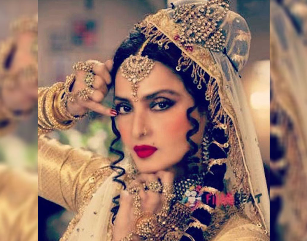 ছোটবেলাটা বেশ কষ্টেই কেটেছে অভিনেত্রীর। তাঁর বাবা তামিল অভিনেতা জেমিনি গণেশন এবং মা তেলুগু অভিনেত্রী পুষ্পভেল্লী কোনওদিনই বিয়ে করেননি। পুরুষতান্ত্রিক সমাজে সে জন্য রেখাকেও বিভিন্ন সময়ে শুনতে হয়েছিল নানা গঞ্জনা, সম্মুখীন হতে হয়েছিল হরেক সমালোচনার। বাবা জেমিনিও রেখার ছোটবেলায় তাঁকে সন্তান হিসেবে মেনে নিতে অস্বীকার করেন।