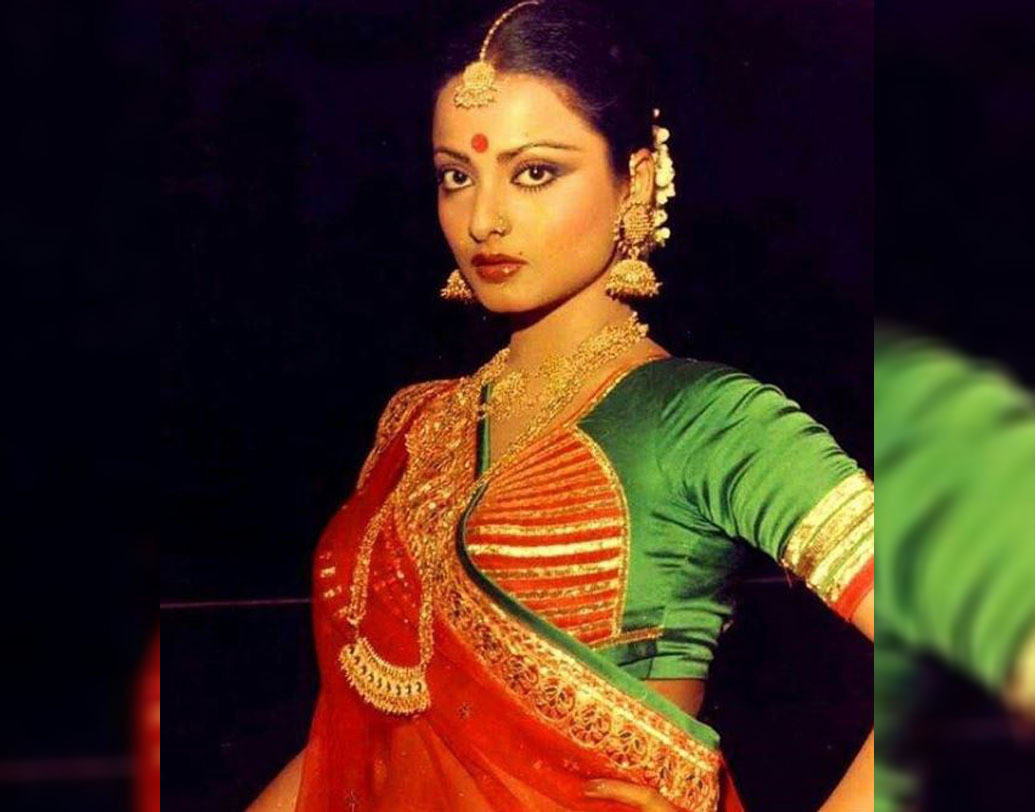 একরত্তি মেয়েটার মনের জোর ছিল প্রচুর। হার না মানার সহজপাঠ শিখে গিয়েছিলেন খুব ছোট বয়সেই। সংসারে অভাব চরমে, বাধ্য হয়েই অভিনয়কে পেশা হিসেবে বেছে নিলেন চেন্নাইয়ে জন্ম নেওয়া ভানুরেখা। তবে প্রথম জীবনে রেখা কিন্তু মোটেও অভিনেত্রী হতে চাননি। তাঁর ইচ্ছা ছিল ডানা মেলে আকাশে ওড়ার। চেয়েছিলেন বিমানসেবিকা হতে। তবে তাঁর সেই ইচ্ছা পূর্ণ হয়নি। চেয়েছিলেন সন্ন্যাসিনী হতেও। পরে অবশ্য সেই ইচ্ছা থেকে সরে আসেন তিনি।