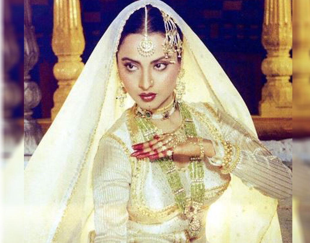 ‘আনজানা সফর’-এ তাঁর সহ অভিনেতা ছিলেন বিশ্বজিৎ চট্টোপাধ্যায়। বিশ্বজিতের সঙ্গে তাঁর পাঁচ মিনিটের দীর্ঘ চুম্বনের দৃশ্যের জন্যই সে সময় সেন্সরশিপের রোষের মুখে পড়ে ওই ছবি।রেখার বয়স তখন মাত্র পনেরো বছর।