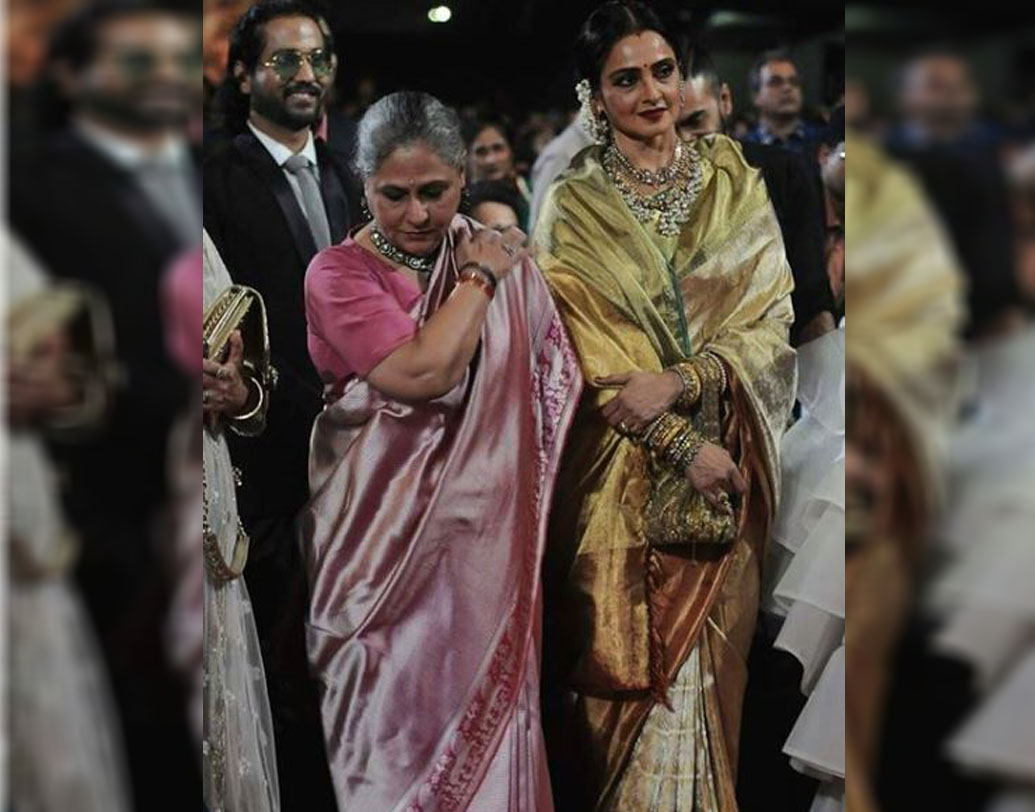 যদিও পরবর্তী কালে রেখা বলেছিলেন তিনি নাকি একটি ছবির শুটিং-এ ছিলেন। সেখান থেকেই চলে গিয়েছিলেন বিয়েবাড়িতে। তাই মেকআপ তোলার কথা তাড়াহুড়োতে তাঁর নাকি একেবারেই খেয়াল ছিল না। সে সময় এই ঘটনা নিয়ে চূড়ান্ত জলঘোলা হয়েছিল ইন্ডাস্ট্রিতে। জয়া আর অমিতাভের সম্পর্কের মধ্যেও এর প্রভাব পড়েছিল বিস্তর।