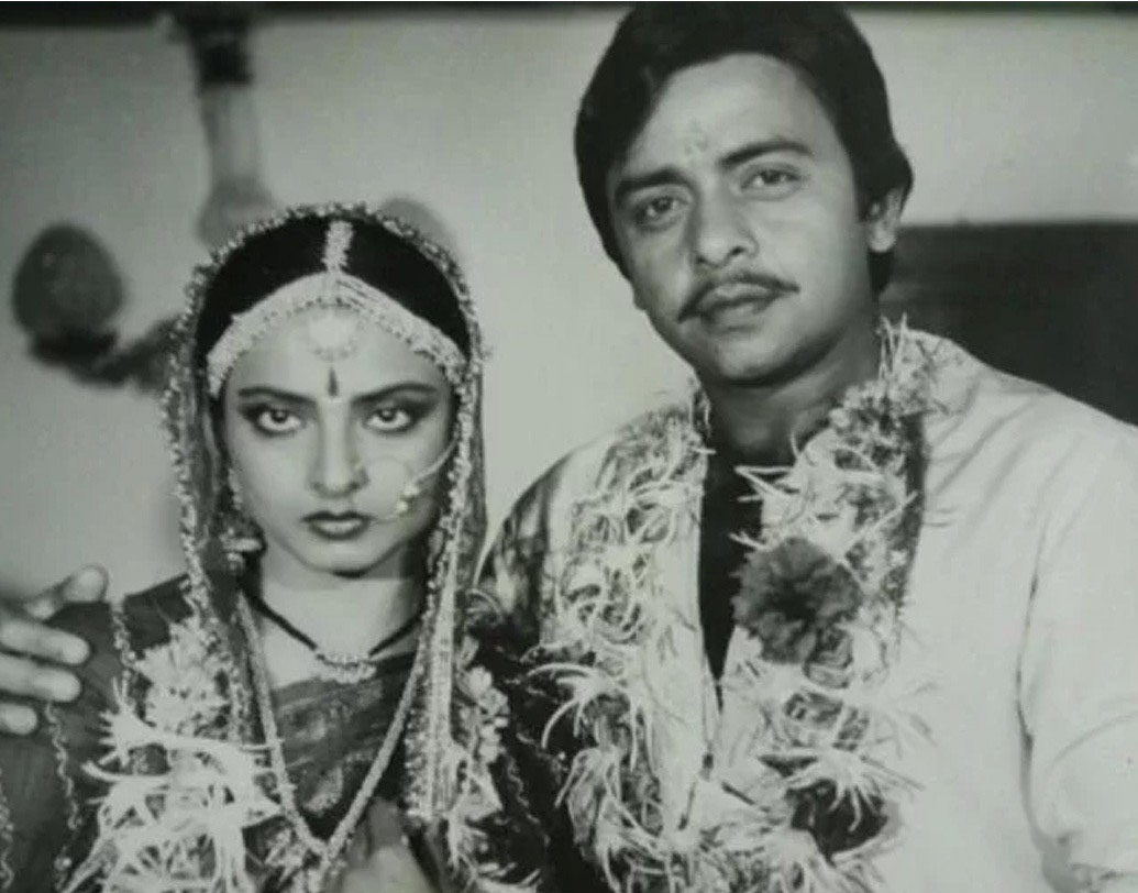 কেরিয়ারের গ্রাফ যত ঊর্ধ্বমুখী হয়েছে, গসিপও এসে ঘিরে ধরেছে তাঁকে। এর পর তাঁর নাম জড়ায় অভিনেতা বিনোদ মেহরার সঙ্গে। তাঁদের বিয়ের খবর সে সময় ছিল বলিউডের হটেস্ট টপিক। শোনা যায়, কলকাতায় নাকি বিয়ে করেছিলেন তাঁরা।কিন্তু বিনোদের মা নাকি তাঁকে পুত্রবধু হিসেবে মেনে নিতে অস্বীকার করেন। যদিও এ ব্যাপারে কোনওদিনই মুখ খোলেননি রেখা।