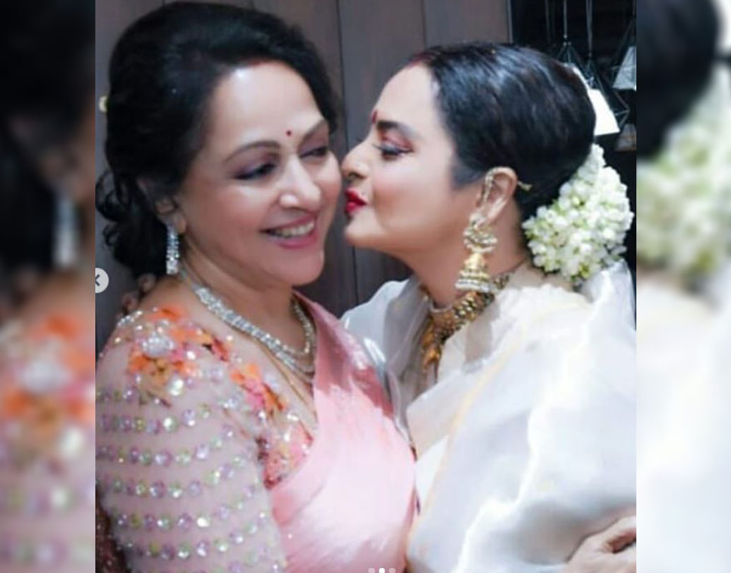 পেয়েছেন পদ্মশ্রী, জাতীয় পুরস্কার এবং বেশ কয়েকটি ফিল্ম ফেয়ার অ্যাওয়ার্ড। নায়িকারা নাকি বন্ধু হতে পারেন না। কিন্তু রেখার বেস্টফ্রেন্ড কে জানেন? বলিউডের ড্রিমগার্ল হেমা মালিনী।