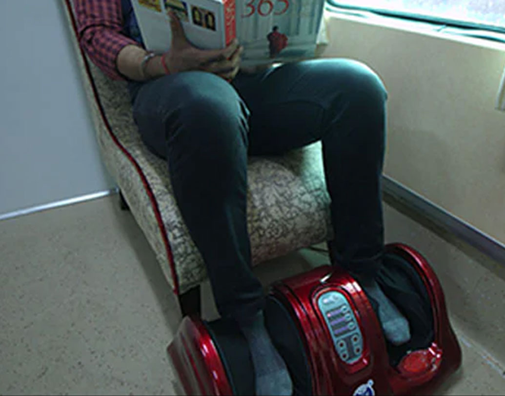 তবে বিলাসবহুল এই ট্রেনের ভাড়া শুনে চমকে যাবেন। ফার্স্ট এসি সিঙ্গল প্রাইভেট কেবিনের ভাড়া ১ লক্ষ ১৮ হাজার ১২ টাকা। এর সঙ্গে যোগ হবে কর।