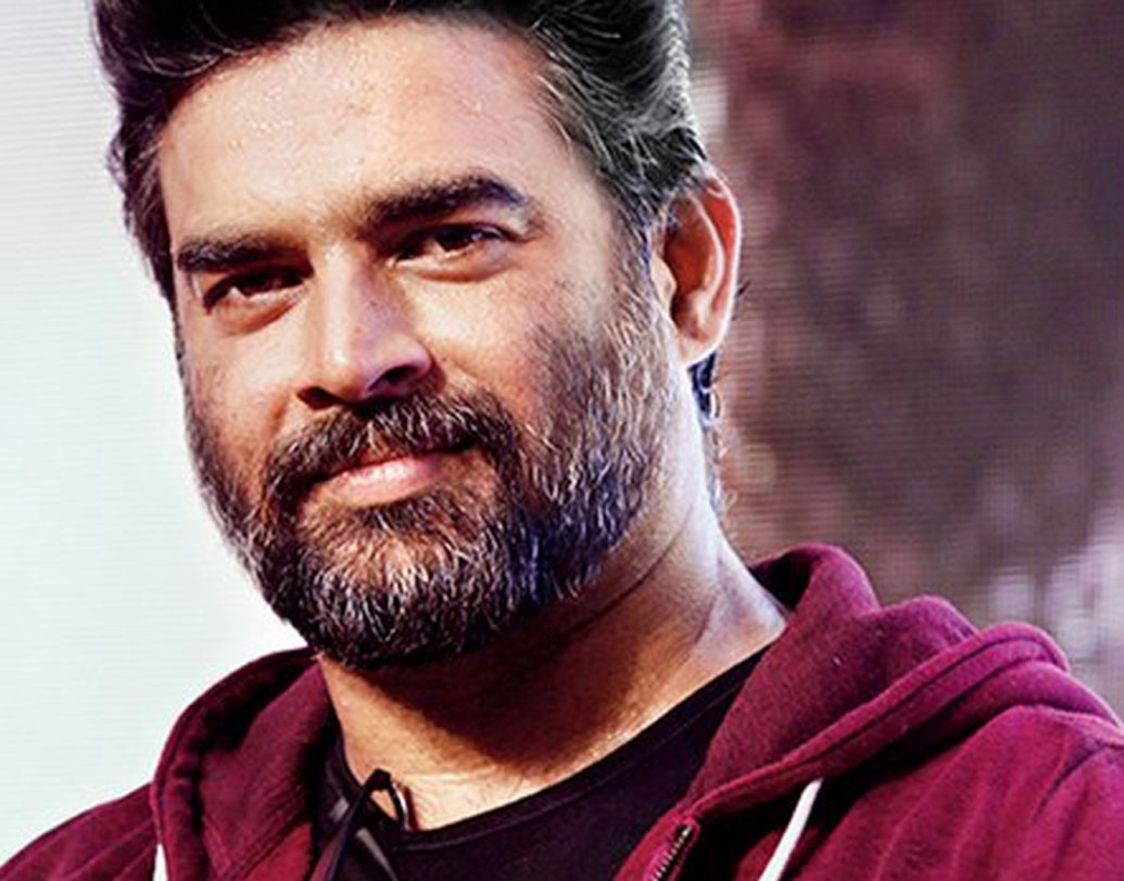 বাবা-মার ইচ্ছা অনুযায়ী তাই ইলেক্ট্রনিক্স নিয়ে পড়াশোনা করেন। মহারাষ্ট্রের কোলাপুরের একটি কলেজ থেকে স্নাতক হন তিনি। কলেজে পড়াকালীন ২২ বছর বয়সে এনসিসি-তে যোগ দেন।