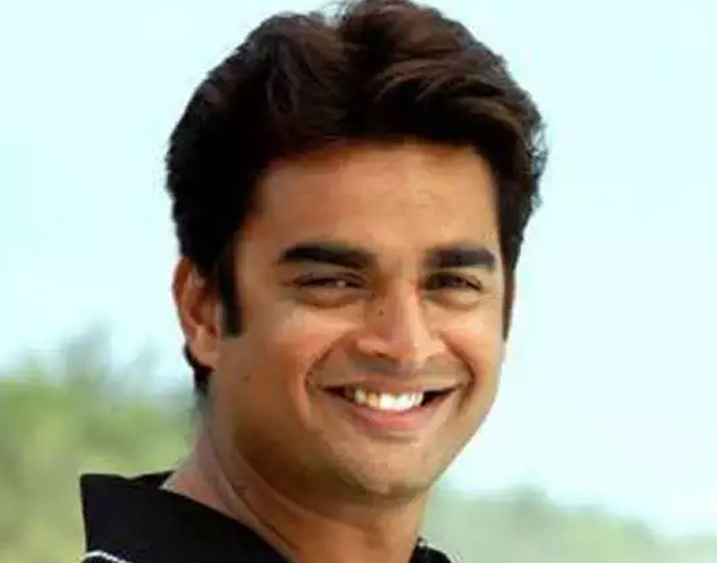 প্রশিক্ষণের জন্য সাতজনের একটি এনসিসি দলকে ইংল্যান্ডে পাঠানো হয়েছিল। তার মধ্যে মাধবনও ছিলেন। এই সুযোগটা একেবারেই হাতছাড়া করেননি মাধবন। ব্রিটিশ সেনা, রয়্যাল নেভি, রয়্যাল এয়ার ফোর্স-এ প্রশিক্ষণ নেন তিনি।