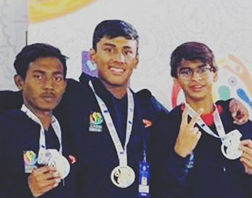 গত বছর বেদান্ত তাইল্যান্ডে অনুষ্ঠিত ইন্টারন্যাশনাল সুইমিং মিট-এ ভারতের প্রতিনিধি হিসাবে ব্রোঞ্জ জিতেছিল। ছেলের রুপোর মেডেল পরা ছবি সোশ্যাল মিডিয়ায় শেয়ার করেছে মাধবন।