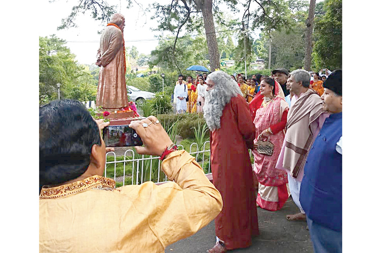 কবির সাজে: শিলংয়ে শুক্রবার। —নিজস্ব চিত্র।