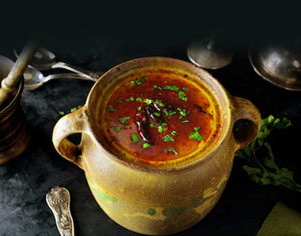 থাক্কালি রসম: শুরুতেই ছিল দক্ষিণ ভারতের জনপ্রিয় এই পদ। রসম ছাড়া দক্ষিণী থালি একেবারেই অসম্পূর্ণ। টমেটো পিউরির সঙ্গে দক্ষিণী মশলার যুগলবন্দিতে তৈরি হয় এই রেসিপি।