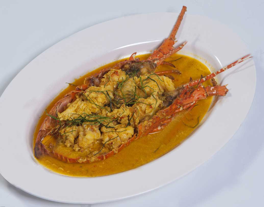 মালাবার লবস্টার: লবস্টারের সঙ্গে এই রেসিপি মূলত তৈরি করা হয় নারকেলের দুধ দিয়ে। কেরলের নানান মশলার সঙ্গে নারকেলের দারুণ মেলবন্ধনে জমে ওঠে এই পদ। এই পদটিই ছিল মহাভোজ থালির অন্যতম মূল আকর্ষণ।