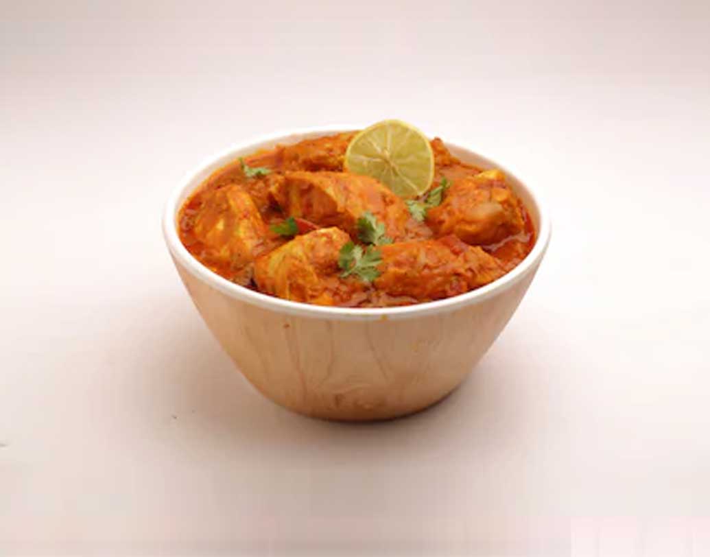 কোরি কেম্পু: থালির অনেক লোভনীয় পদের মধ্যে অন্যতম চিকেনের এই সুস্বাদু পদটি। দই, কাঁচালঙ্কা আর সামান্য কিছু মশলার সঙ্গে সেদ্ধ করা চিকেন স্ট্রিপস্ টস করে নিলেই তৈরি এই দক্ষিণী পদ।