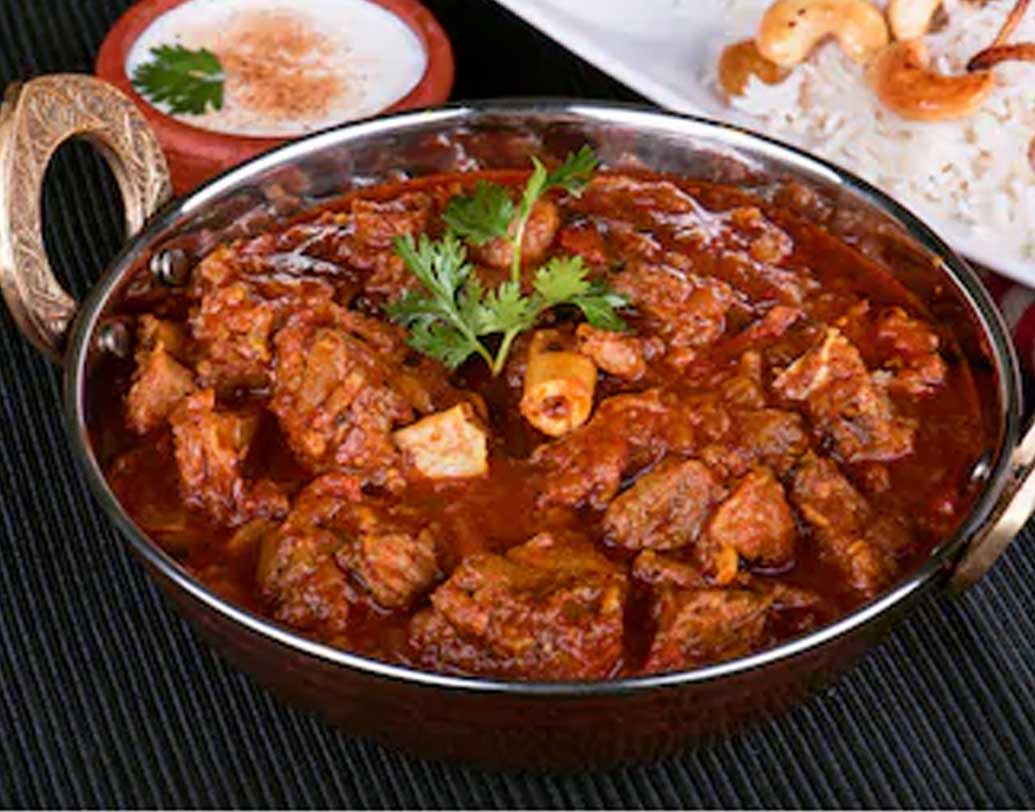 মটন উলারথিয়াডু: চিনফিংয়ের জন্য পরিবেশিত রাজকীয় থালির অন্যতম সেরা আকর্ষণ ছিল মাংসের এই জিভে জল আনা পদটি। এই রান্নায় টুকরো করে কাটা মটন বিভিন্ন মশলার সঙ্গে কষিয়ে জল নয় নারকেলের দুধ দিয়ে সেদ্ধ করা হয়। তাতেই এর স্বাদ বেড়ে যায় দ্বিগুণ।