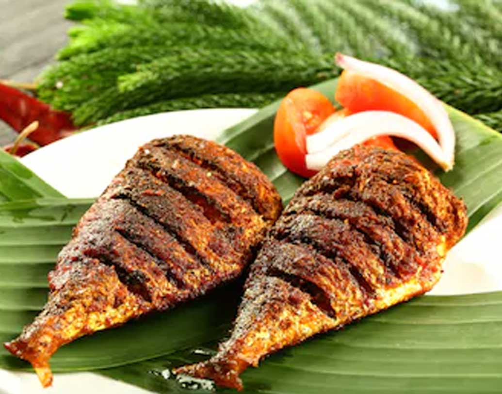 কারুভিপিল্লাই মিন ভারুভাল: নাম শুনে ঘাবড়ানোর কিছু নেই। মারাঠী তাওয়া মাচ্ছির দক্ষিণী সংস্করণ বলা যায় এই পদকে। কারিপাতার ফ্লেভার এই মাছের রেসিপির স্বাদ বহু গুণ বাড়িয়ে দেয়।