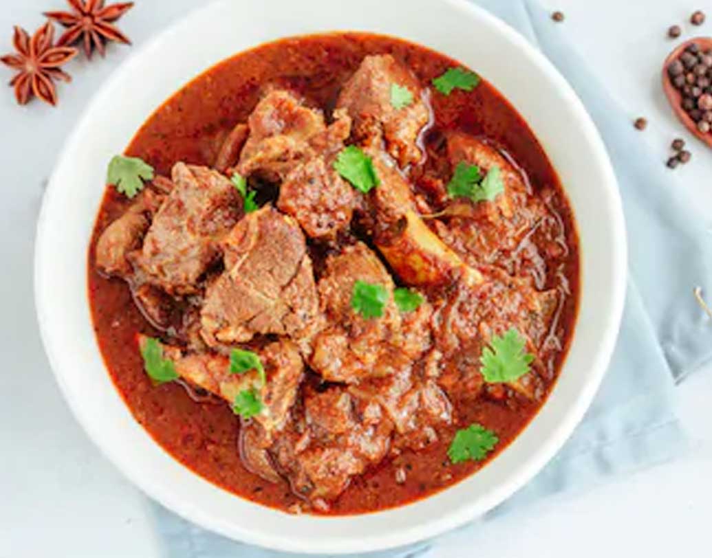 এরাচি ঘেট্টি কোজাম্বু: থালিতে ছিল মটনের এই রেসিপিও। শুকনো ধনের স্বাদ ও গন্ধ এই রেসিপির মধ্যে বেশ প্রখর। কিউব করে কাটা মটনের সঙ্গে নানা দক্ষিণী মশলার সংমিশ্রণে তৈরি করা হয় মশলাদার এই মটন গ্রেভি।