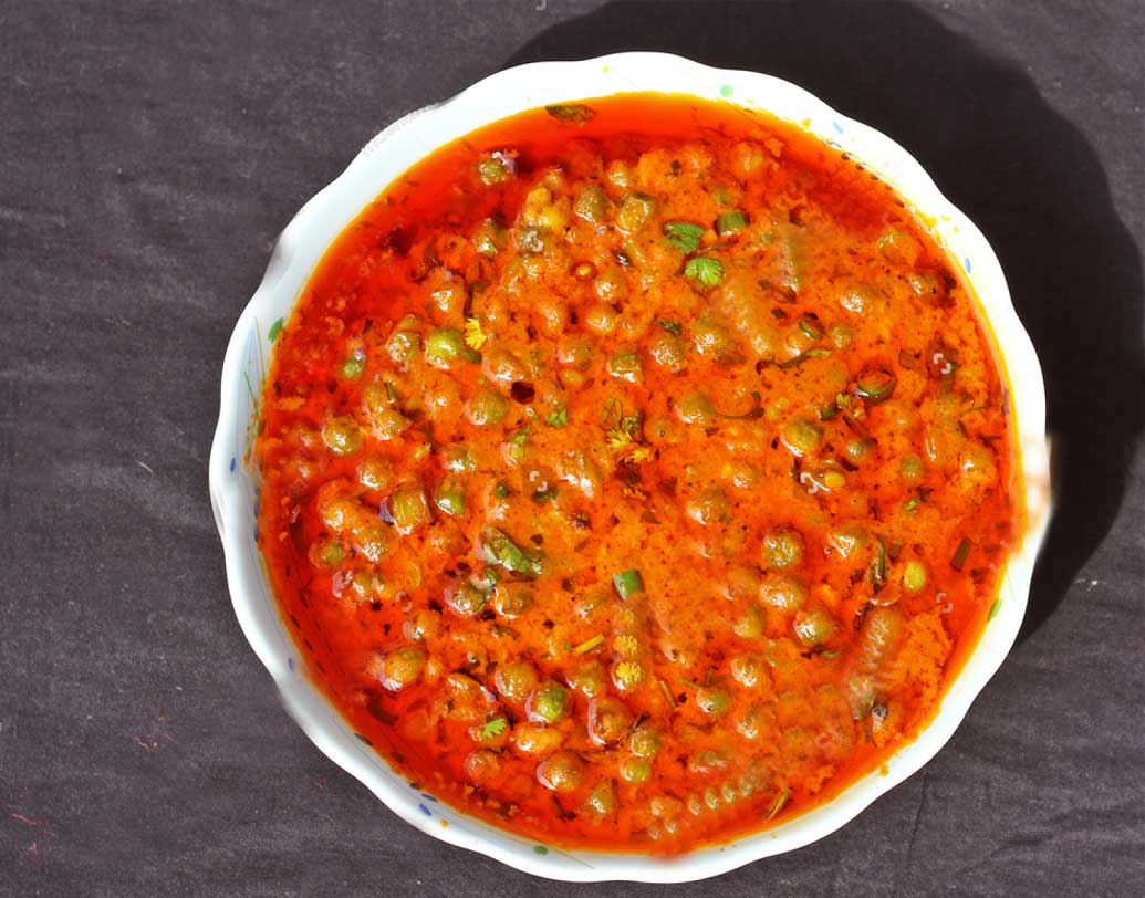 পাচা সুনডাকাই এরিচা কোজাম্বু: থালিতে নিরামিষ পদের মধ্যে ছিল কড়াইশুটির অভিনব এই তরকারি। টক মিষ্টি এই তরকারিটিতে হলুদ ও গুড়ের বেশ তীব্র ফ্লেভার তার স্বাদ কয়েক গুণ বাড়িয়ে তোলে।